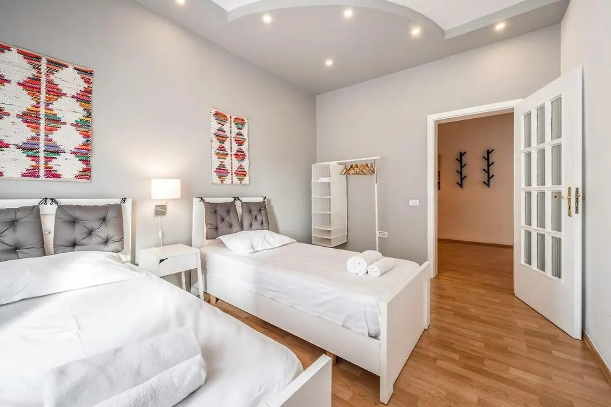 Pazari I Ri Painted View Apartment Tirana Albania