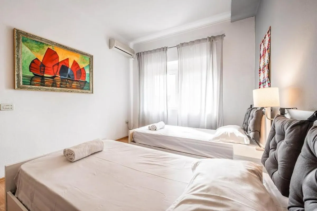 Pazari I Ri Painted View Apartment Tirana